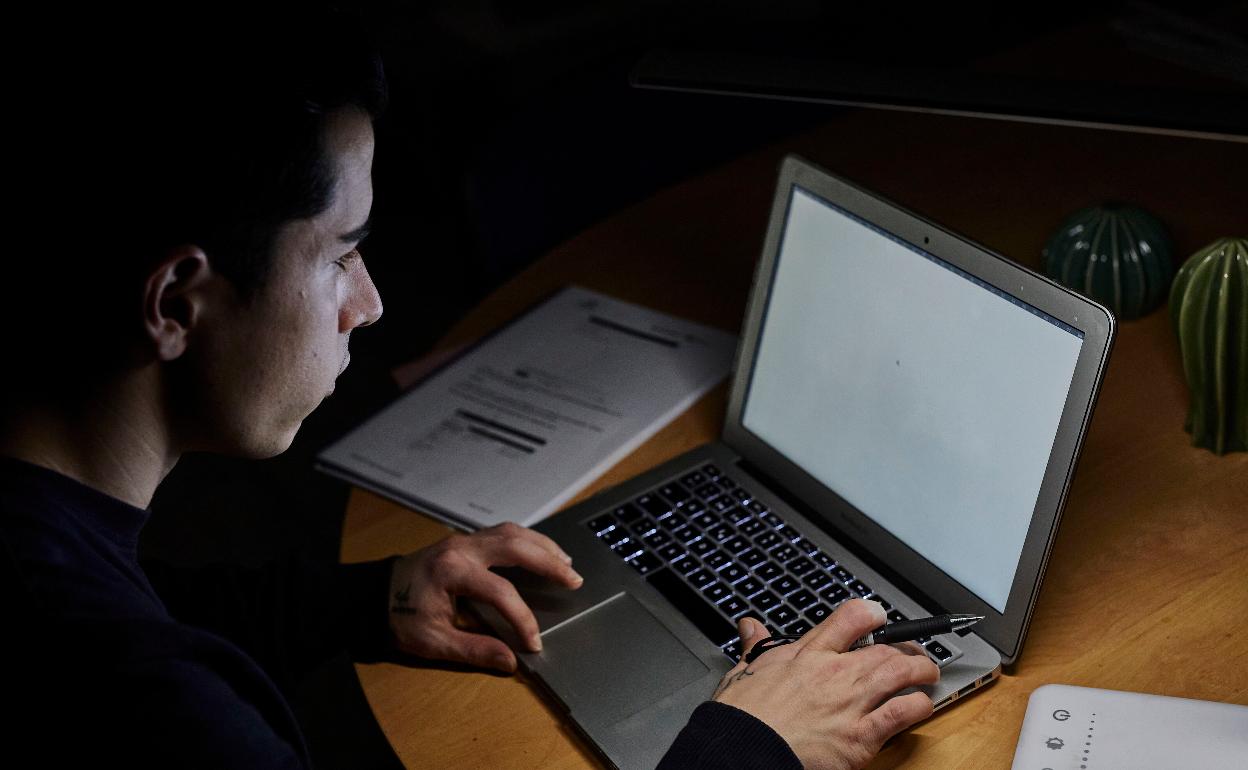 Un estudiante utiliza el ordenador para realizar tareas en casa.