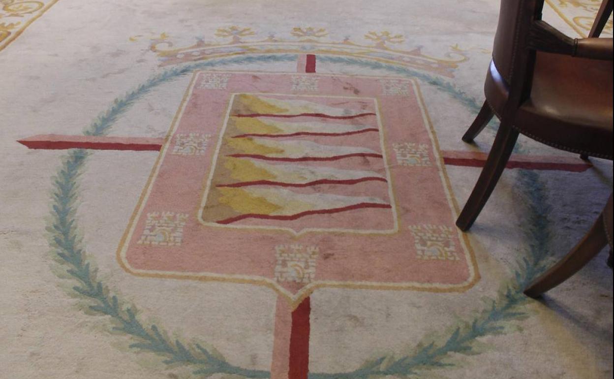 Alfombra con el escudo en el despacho de la Alcaldía. 