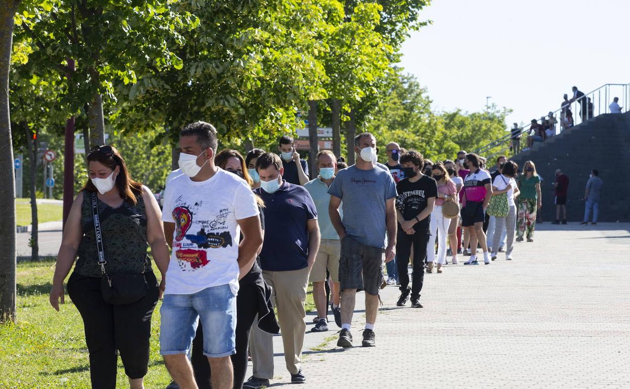 Cola de jóvenes en el Centro Cultural Miguel Delibes. 