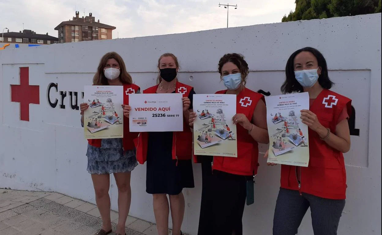Los directivos de Cruz Roja en Palencia, con los carteles del premio.