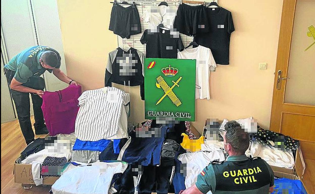 Prendas deportivas intrevenidas por la Guardia Civil. 
