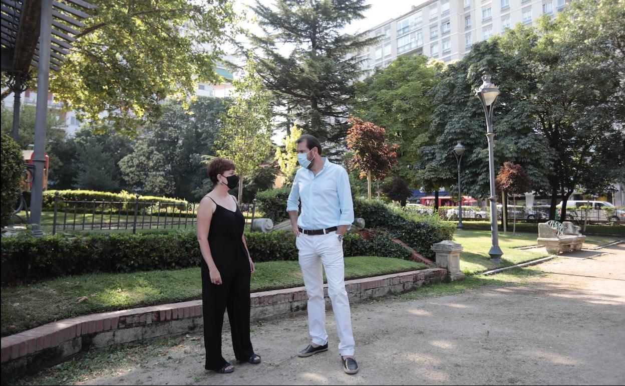 La concejala de Medio Ambiente y Desarrollo Sostenible, María Sánchez y el alcalde, Óscar Puente, en la presentación del plan en la Plaza de Poniente 