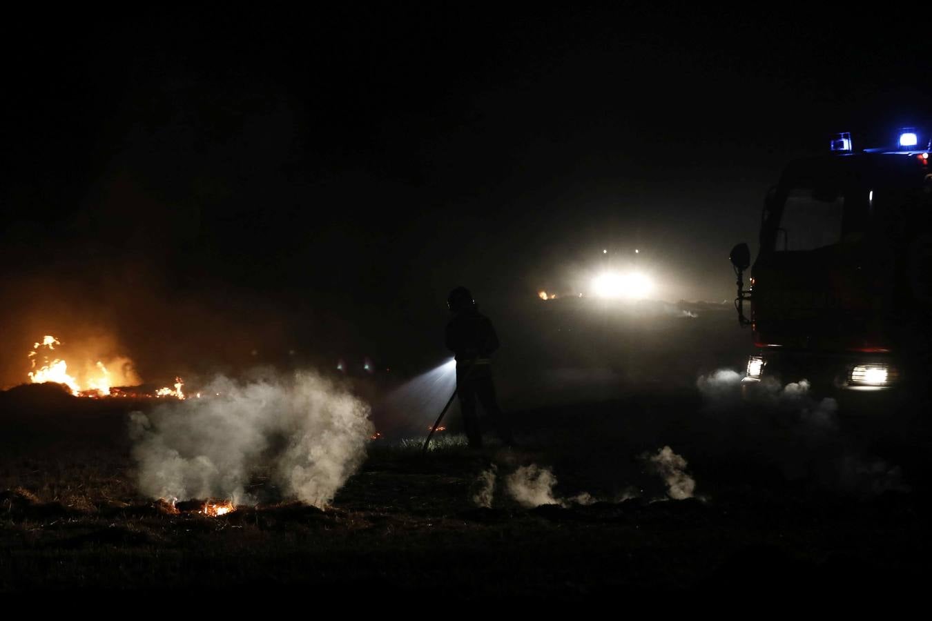 Fotos: Incendio de rastrojos en Canillas de Esgueva