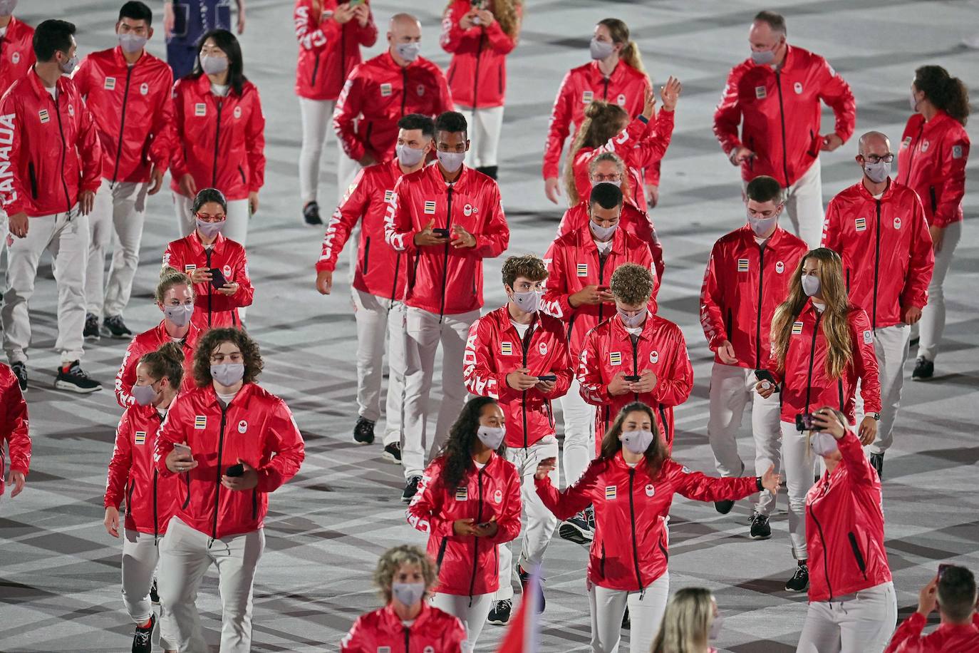 Desfile de la delegación de Canadá durante la ceremonia de inauguración de los Juegos Olímpicos de Tokio 2020.