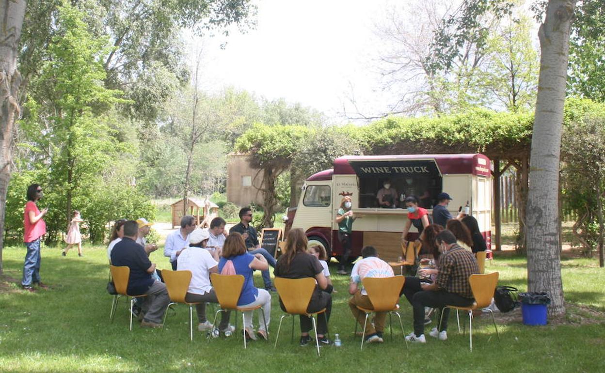 Un grupo de aficionados al vino alrededor de El Majuelo Wine Truck. 