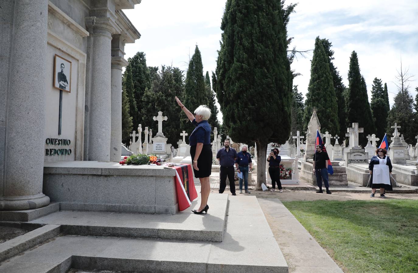 Fotos: Homenaje a Onésimo Redondo en el cementerio del Carmen de Valladolid