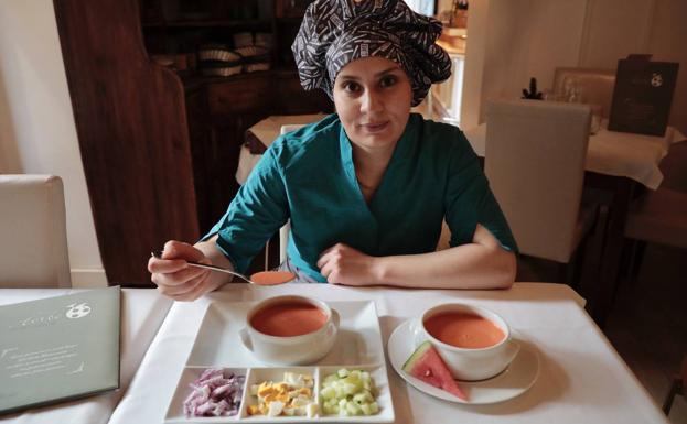 La cocinera Pilar Hernández posa con un gazpacho clásico y sus predicamentos y un gazpacho de sandía. 