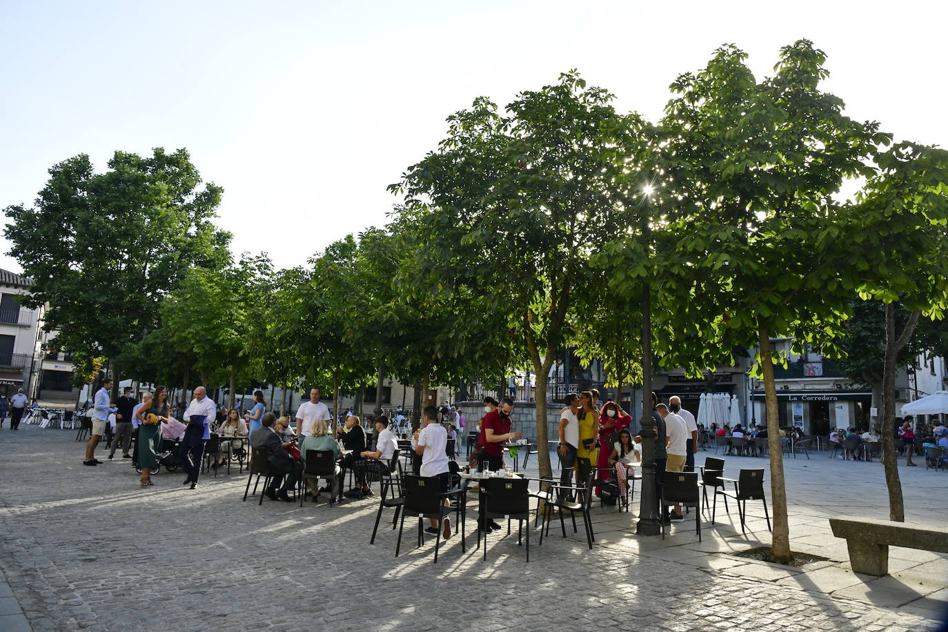 Terrazas llenas en la plaza de la Corredera de El Espinar este sábado.