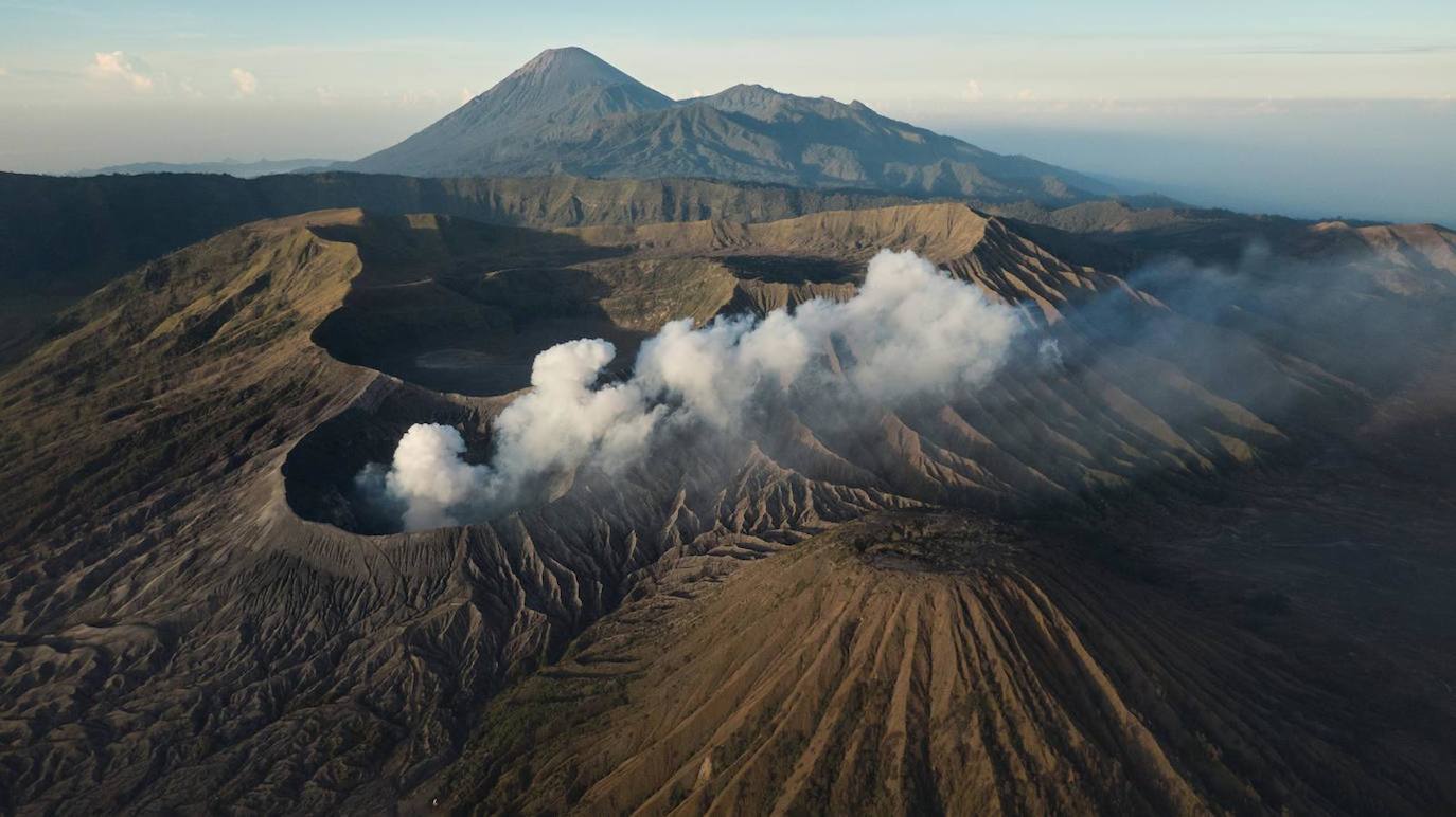 Monte Bromo: Este volcán activo de más de 2.300 metros de altura, no es el más alto de Java, pero sí el más popular. Se trata de uno de los volcanes más activos del mundo con más de 50 erupciones en los últimos dos siglos, siendo en 2004 cuando tuvo lugar una de las más violentas. En ella el humo y la lava llegaron a cubrir varios kilómetros y las rocas volcánicas llegaron a alcanzar a dos turistas que visitaban el lugar. 