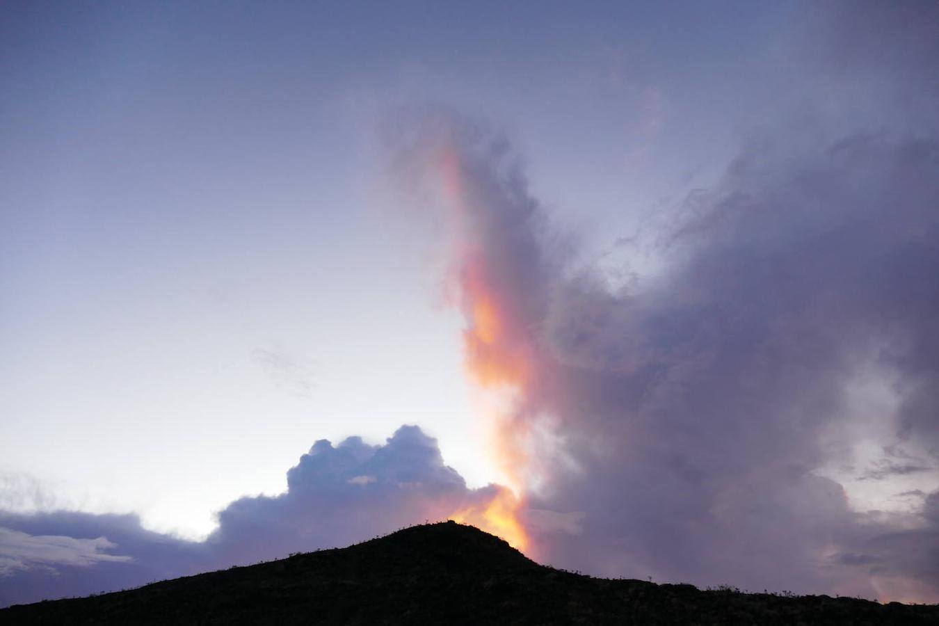 Tambora: Este volcán situado en la isla Indonesia de Sumbawa y que estalló en abril de 1815 cuando el país era una Colonia neerlandesa, está considerado como uno de los más mortíferos. Ya en aquel entonces su explosión se pudo escuchar a 2.600 km de distancia. La columna eruptiva alcanzó la estratosfera con 43.000 metros y la ceniza llegó a alcanzar los 1.300 km, llegando a arrasar todo a su paso y provocando la muerte de cerca de 12.000 personas. La última erupción tuvo lugar en 1967, aunque no fue explosiva, el volcán sigue estando en activo, con una Caldera de 6 km de diámetro y 1100 m de profundidad. 