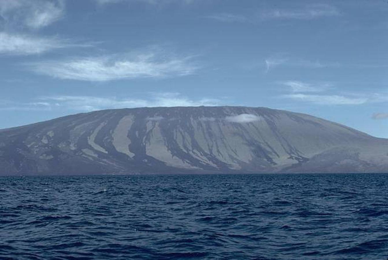 Volcán Wolf: Este volcán es el pico más alto de las Islas Galápagos y se encuentra concretamente situado en la Isla Isabela. Su última erupción es especialmente reciente ya que se produjo el 25 de mayo de 2015, tras haber estado 33 años sin actividad, pero al no encontrarse cerca de zonas habitadas, no representa gran peligro. 