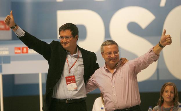 Óscar López, en 2007, cuando fue elegido secretario regional socialista. En la imagen, con José Blanco.