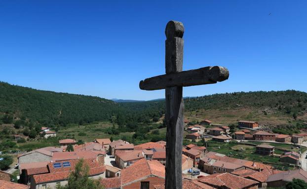 Moncalvillo de la Sierra,desde el punto en el que está la escultura en homenaje a Edelmiro.