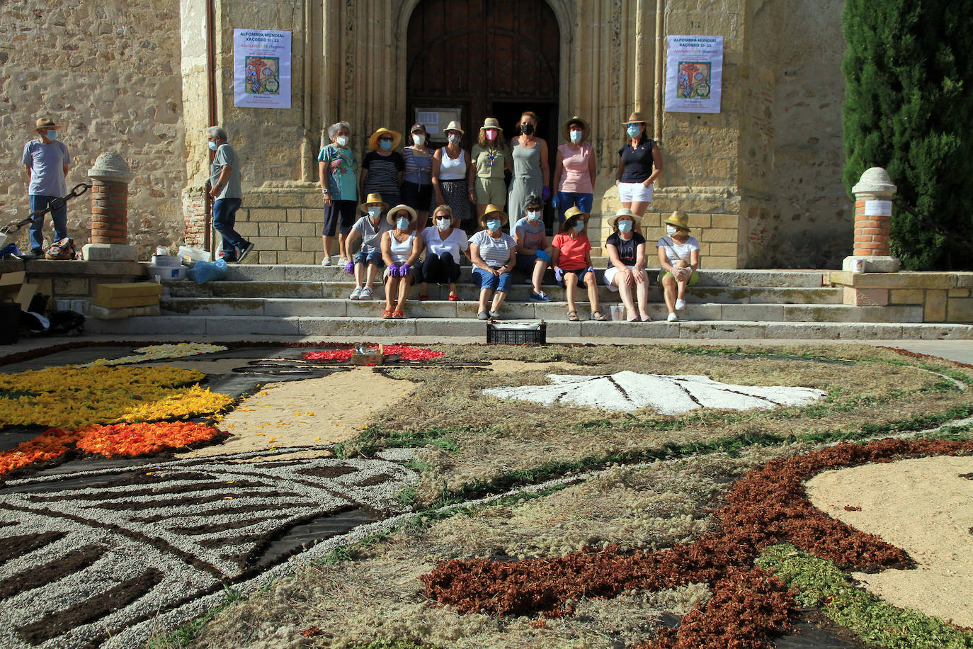 Los vecinos de Aguilafuente, ante la alfombra realizada con motivo del Año Jacobeo. 
