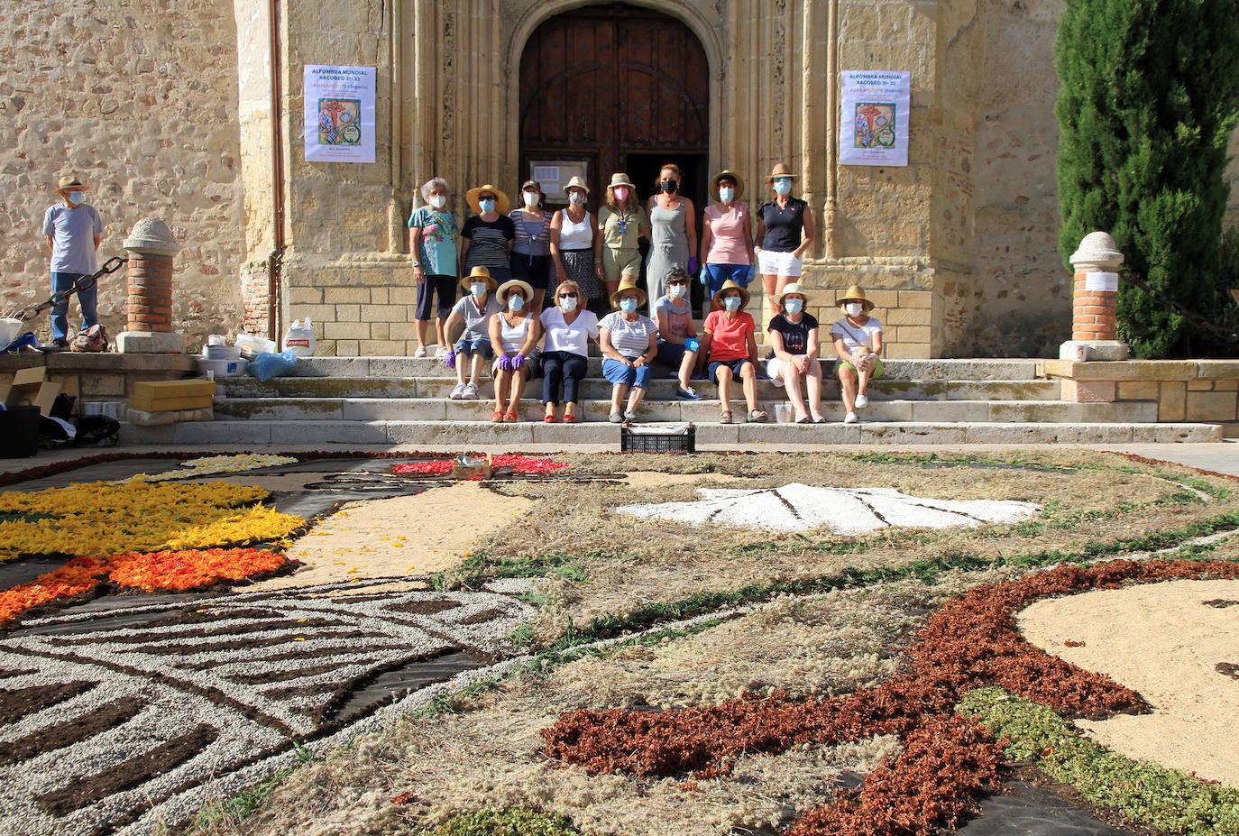 Los vecinos de Aguilafuente, ante la alfombra realizada con motivo del Año Jacobeo. 