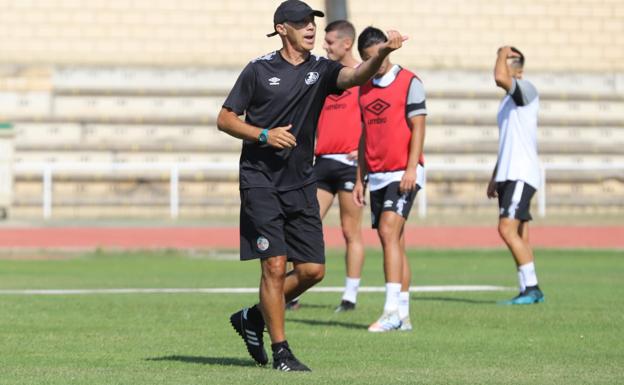 Imagen principal - El Salamanca UDS inicia su pretemporada con el contratiempo del positivo de Carmona