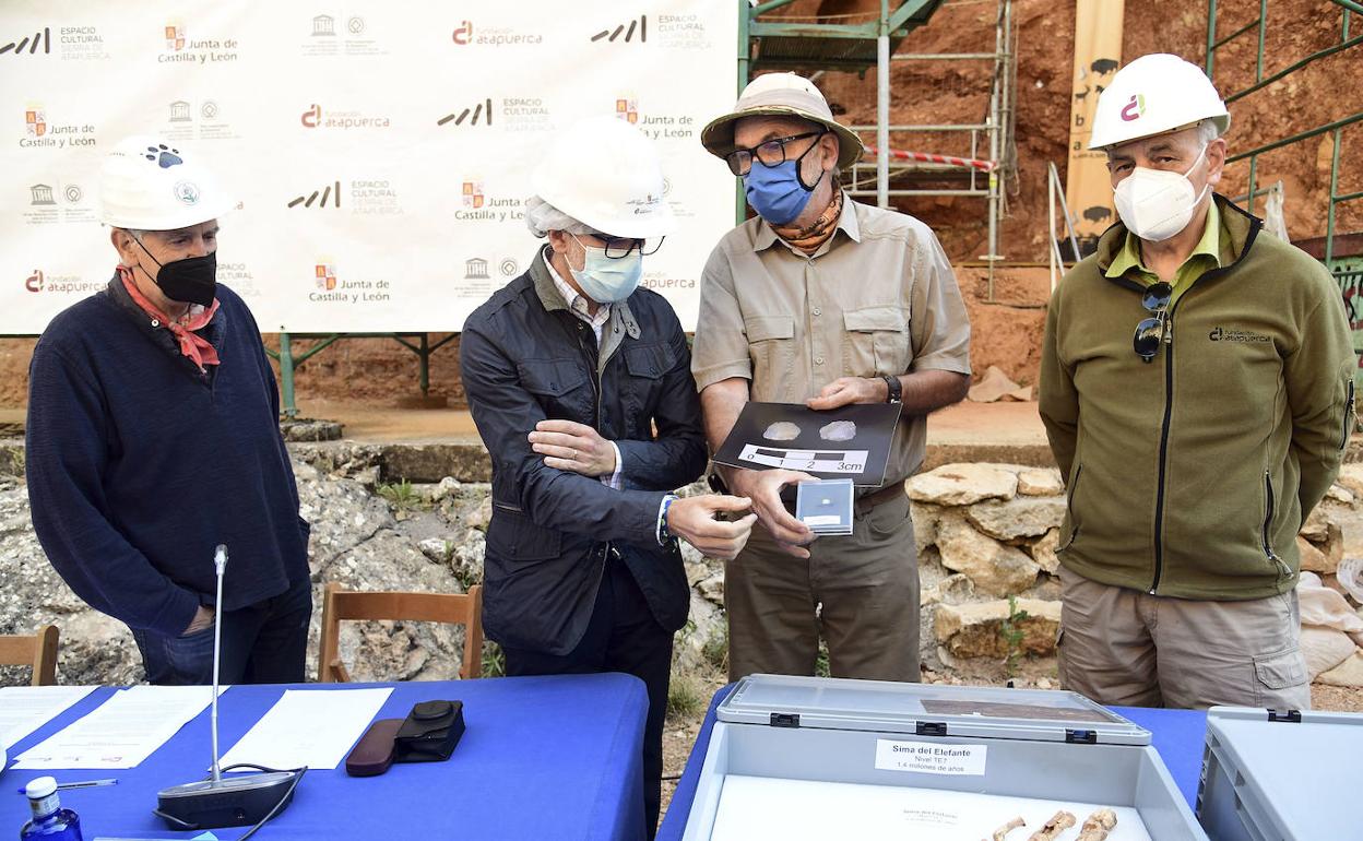 El consejero de Cultura y Turismo de la Junta de Castilla y León, Javier Ortega (2I), y los codirectores del Proyecto Atapuerca, Juan Luis Arsuaga (I), José María Bermúdez (D) de Castro y Eudald Carbonell (2D). 