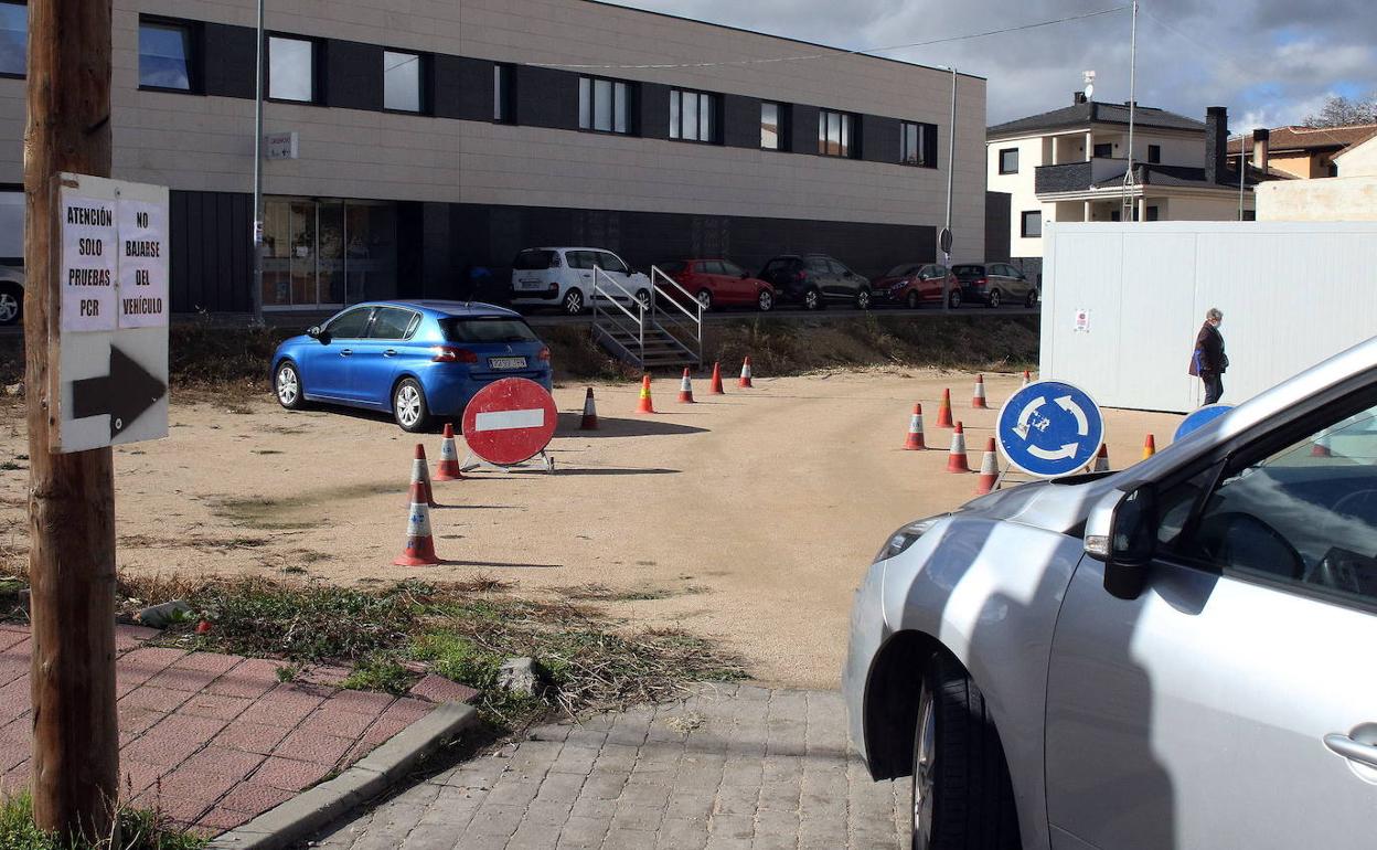 Acceso al centro de salud de Carbonero el Mayor en plena pandemia. 