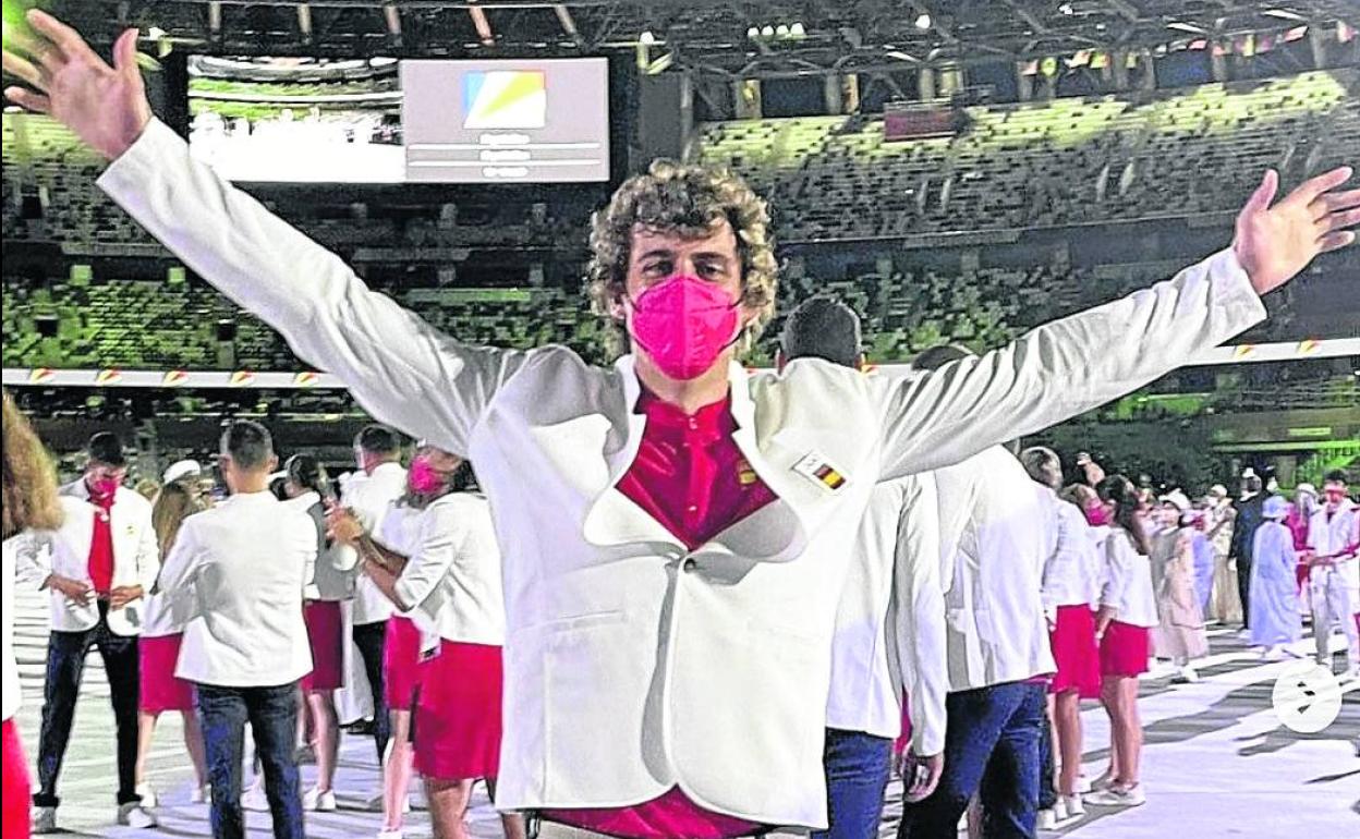 El piragüista segoviano David Llorente, exultante en el desfile inaugural de los Juegos Olímpicos de Tokio. 