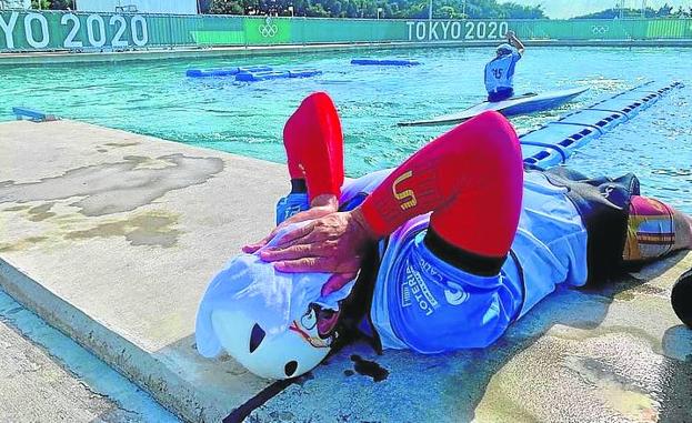 David Llorente se pone una toalla para refrescarse del calor en un entrenamiento en la sede olímpica. 