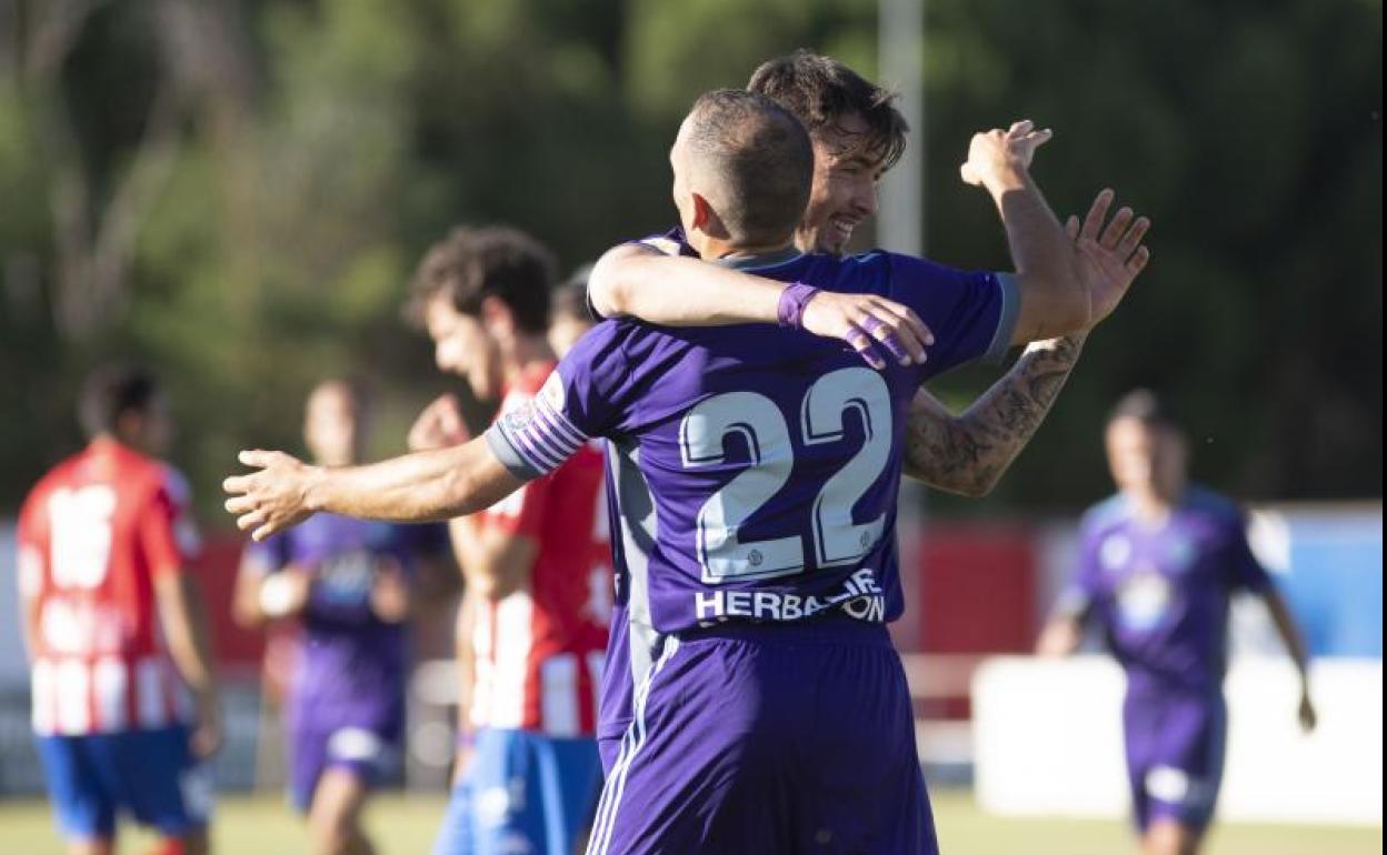 Luis Pérez y Nacho celebran un gol en Tordesillas, único partido que ha disputado en pretemporada el Pucela. 