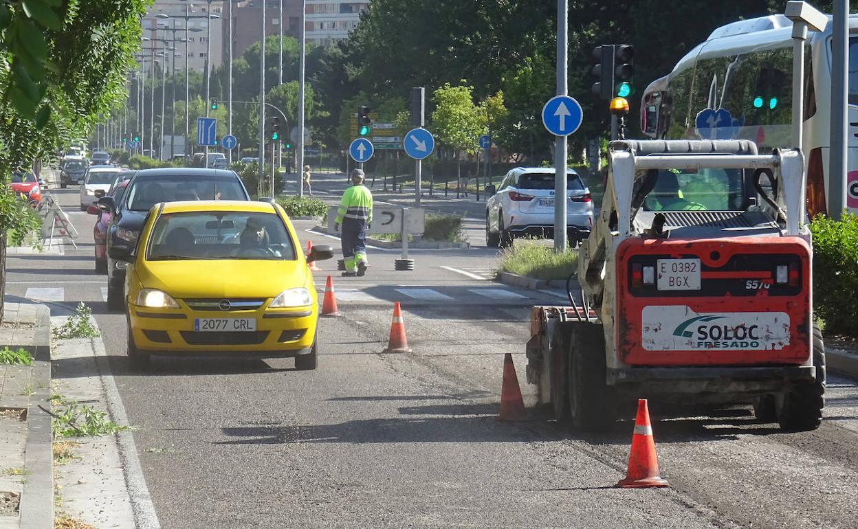 Trabajos de fresado de la calzada en la avenida de Salamanca.