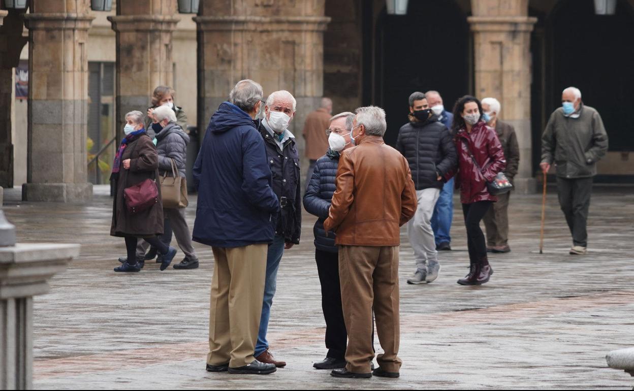 Jubilados en la Plaza Mayor de Salamanca. 