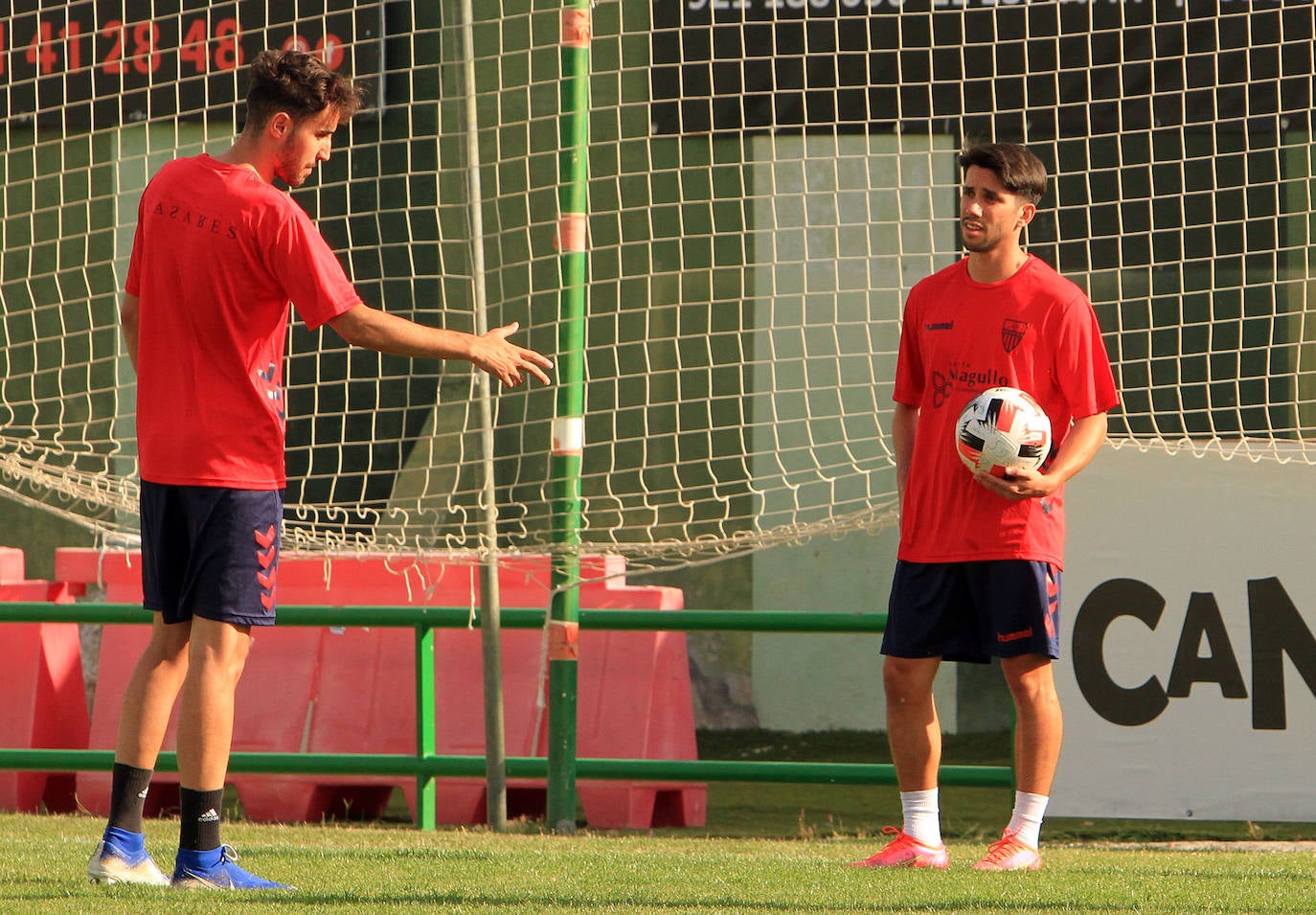 Fernán entrena junto a Juan de la Mata durante el entrenamiento de este martes en La Albuera.