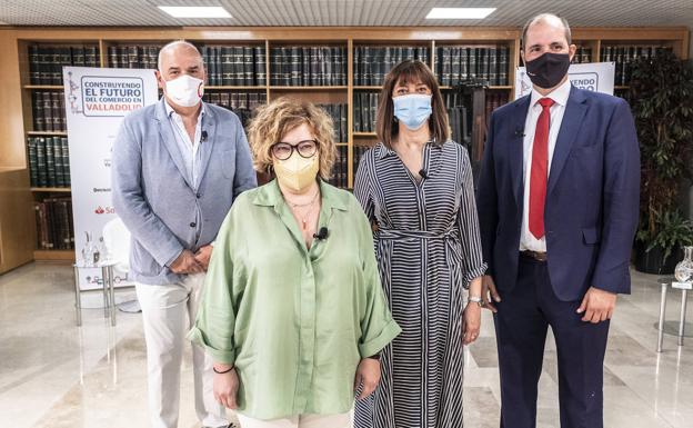 Javier Labarga, Charo Chávez, Nuria Duque y Jesús Martín, en la hemeroteca de El Norte de Castilla. 