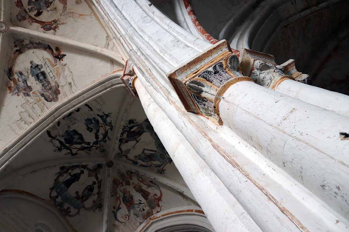 Interior iglesia de Villamorón.