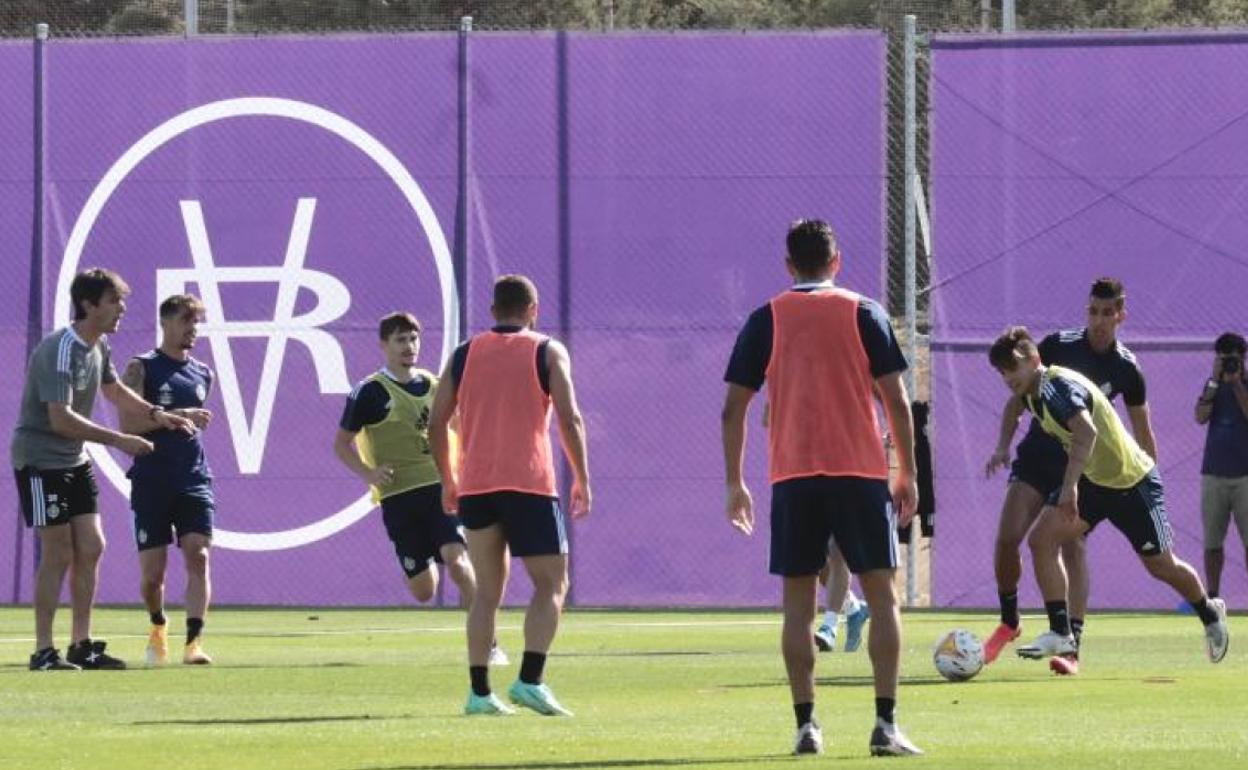 Pacheta, Luis Pérez, Toni, Salazar, El Yamiq, Wiessman y Olivas (de espaldas), en un entrenamiento