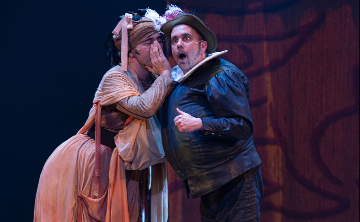 El personaje de Juan Rana, a la derecha, en una escena de la obra de Ron Lalá que se verá hoy en Olmedo. 