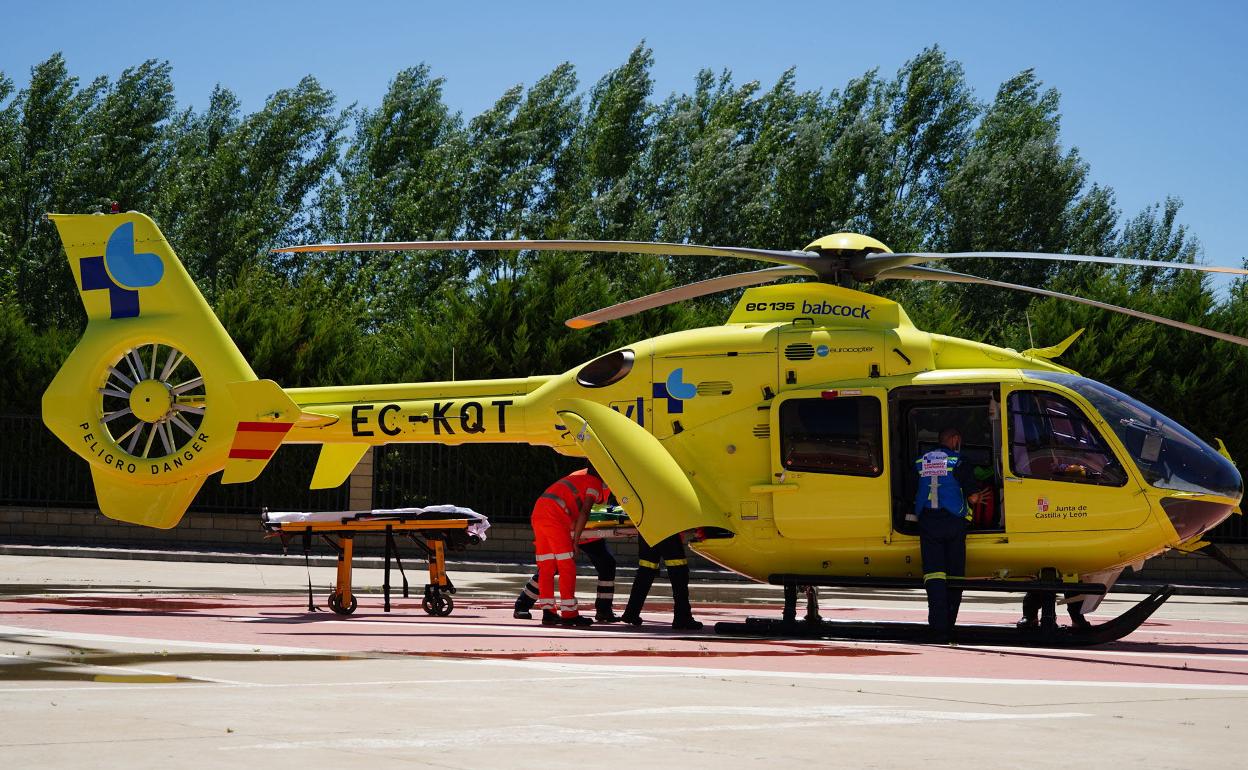 Foto de archivo - Helicóptero del Sacyl. 