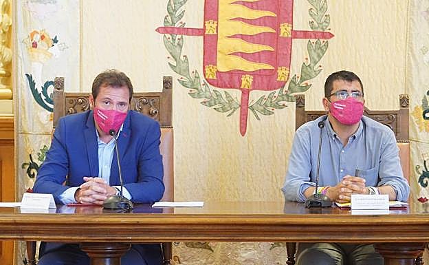 El alcalde, Óscar Puente, y el concejal de Participación Ciudadana, Alberto Bustos 