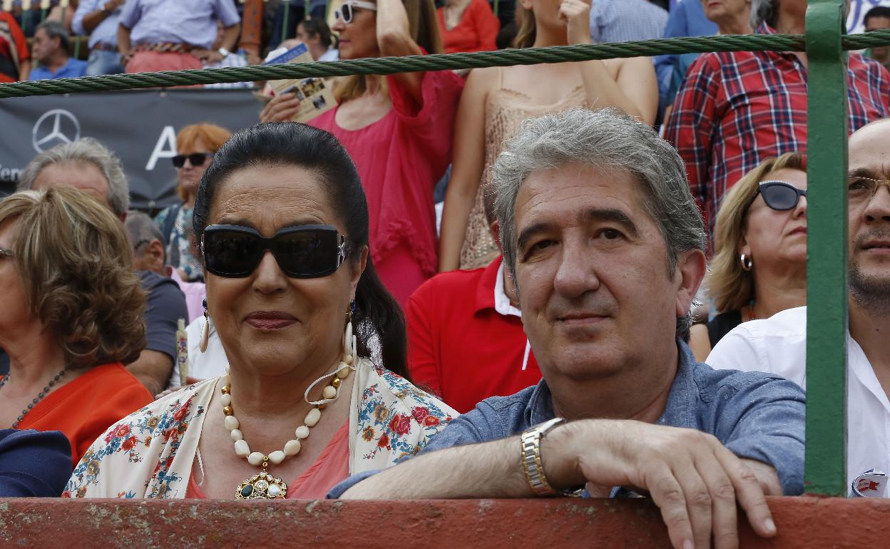 Teresa Molero con su sobrino, José Molero Quemada, en la plaza de toros de Valladolid en 2016. 