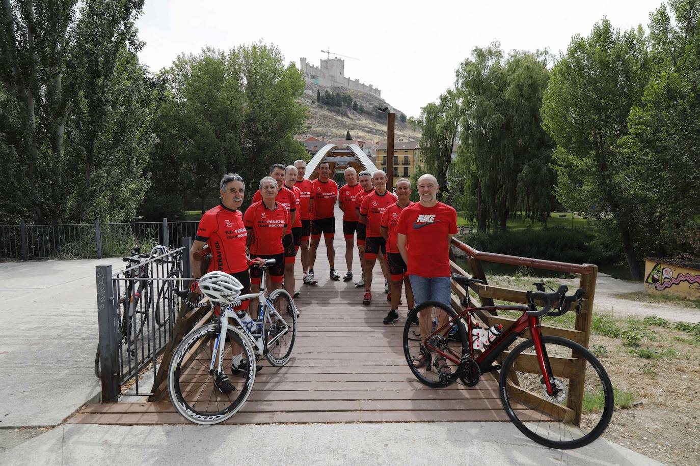 Miembros de Team Rockeros, unidos por la pasión de hacer kilómetros y disfrutar de la bici, en la pasarela sobre el Duratón.