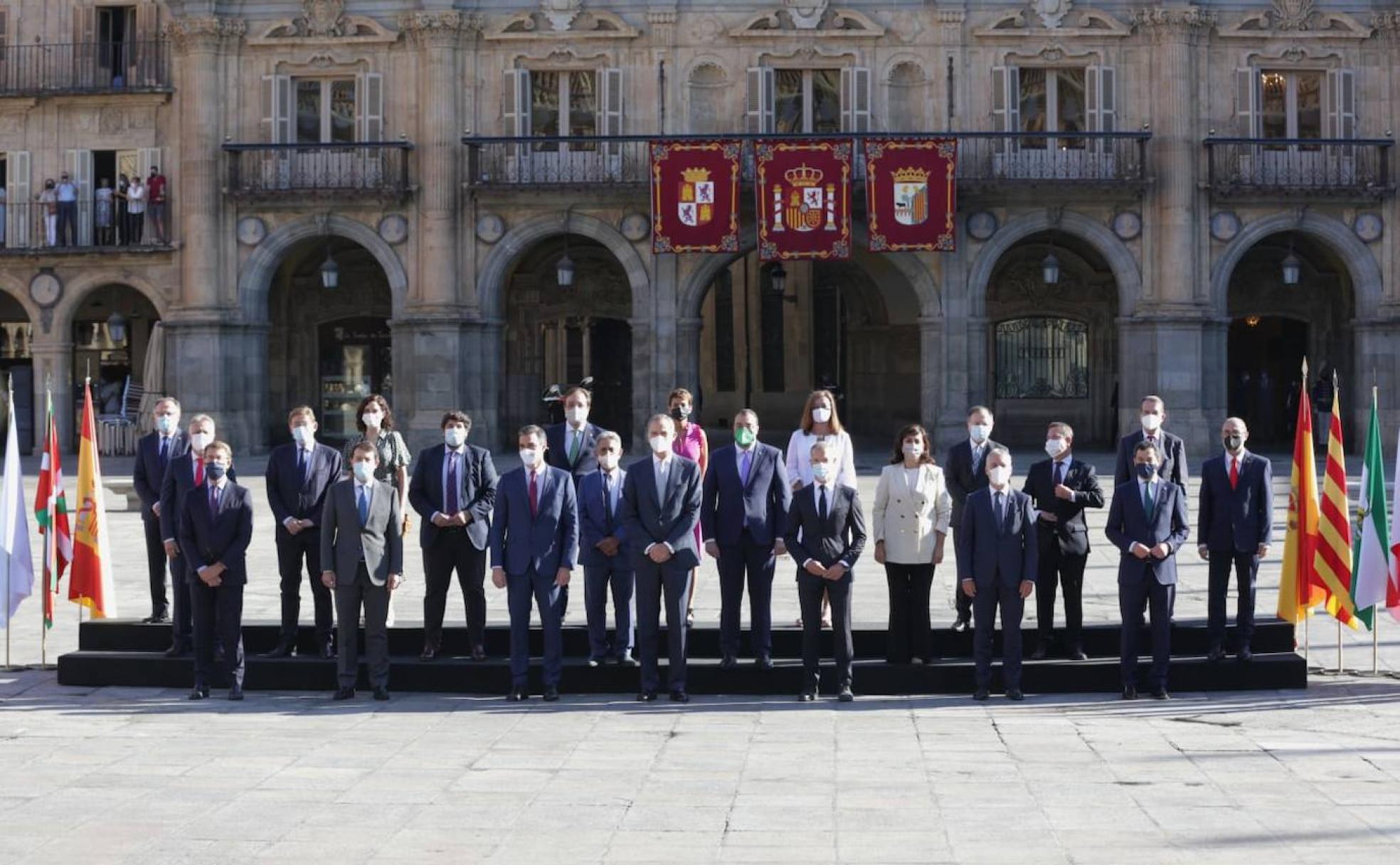 Los presidentes autonómicos y el Pedro Sánchez con el Rey en Salamanca. 