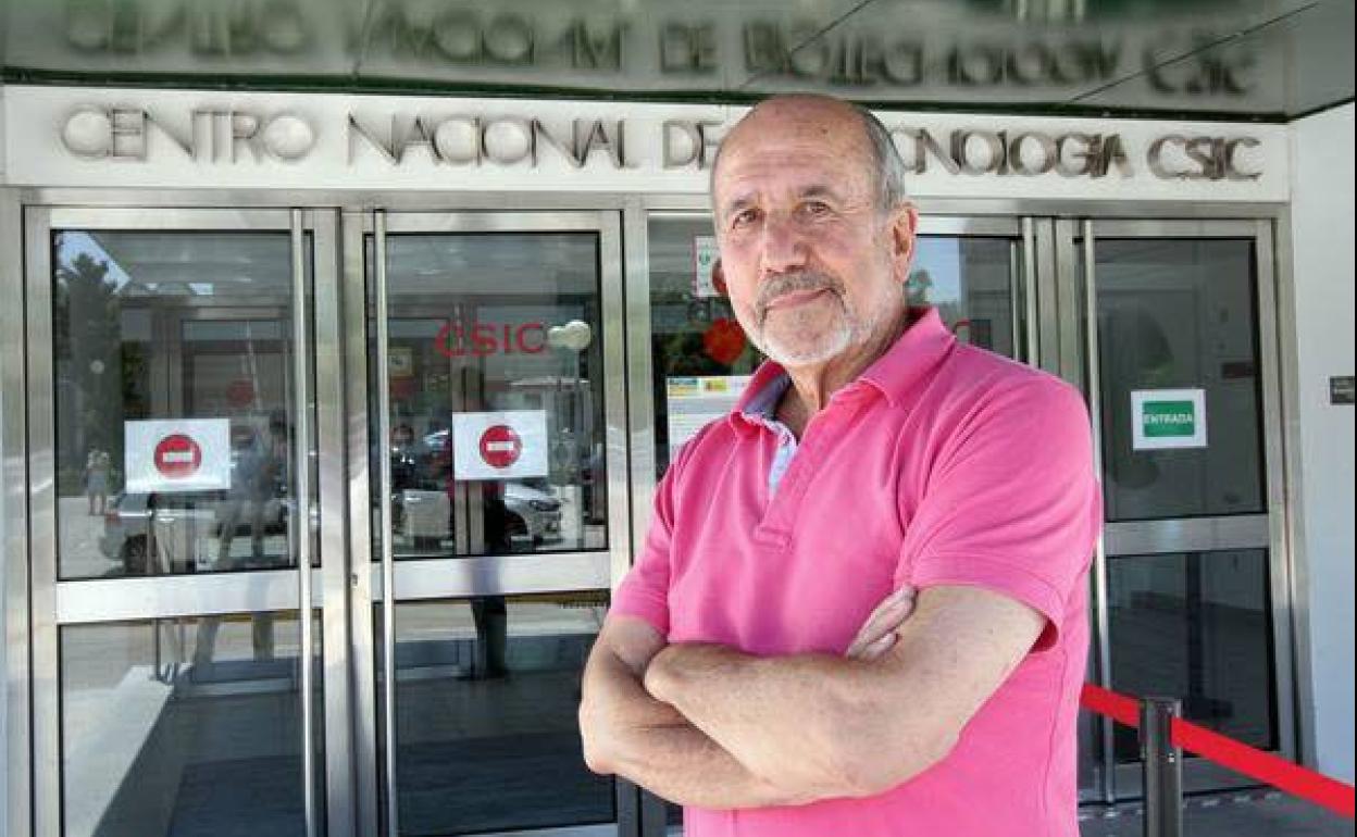 Mariano Esteban, delante de las puertas del CSIC. 