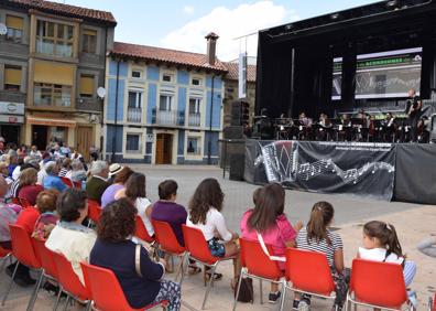 Imagen secundaria 1 - Arriba, participación masiva en una anterior Fiesta de la Espuma. Abajo, concierto de acordeones y procesión en honor de Nuestra Señora de Areños. 
