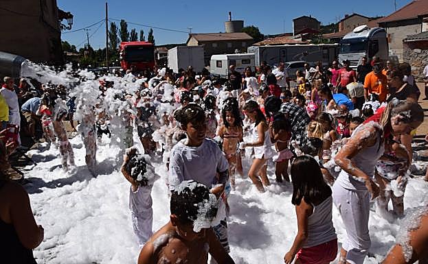 Imagen principal - Arriba, participación masiva en una anterior Fiesta de la Espuma. Abajo, concierto de acordeones y procesión en honor de Nuestra Señora de Areños. 