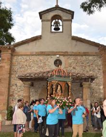 Imagen secundaria 2 - Arriba, participación masiva en una anterior Fiesta de la Espuma. Abajo, concierto de acordeones y procesión en honor de Nuestra Señora de Areños. 