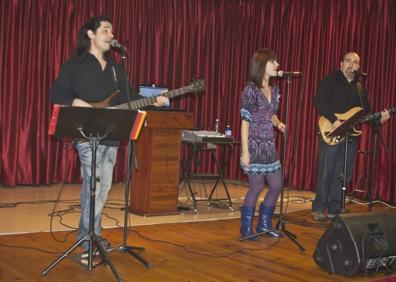 Imagen secundaria 1 - Arriba, piscina municipales. Abajo, integrantes del grupo Per-Versiones y Probe Miguel. 