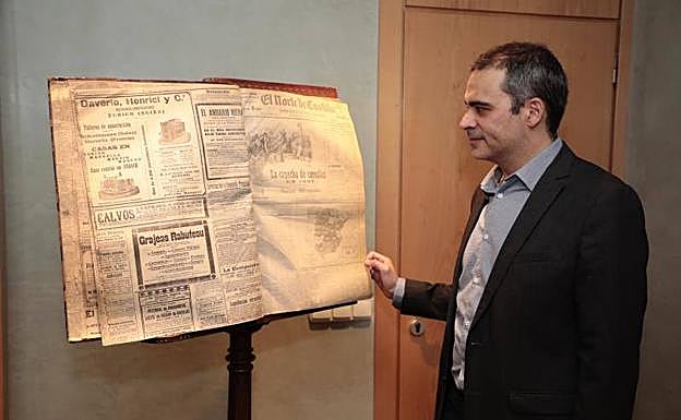 El profesor Jesús Ángel Redondo repasa un tomo de la Hemeroteca de El Norte de Castilla.