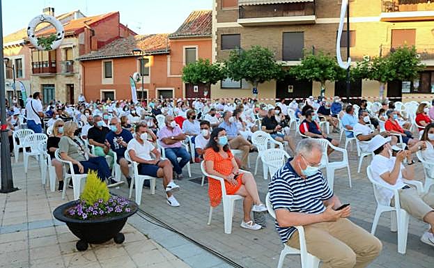 El público disfrutó de numerosas actuaciones musicales durante la 'Noche en Blanco'. 