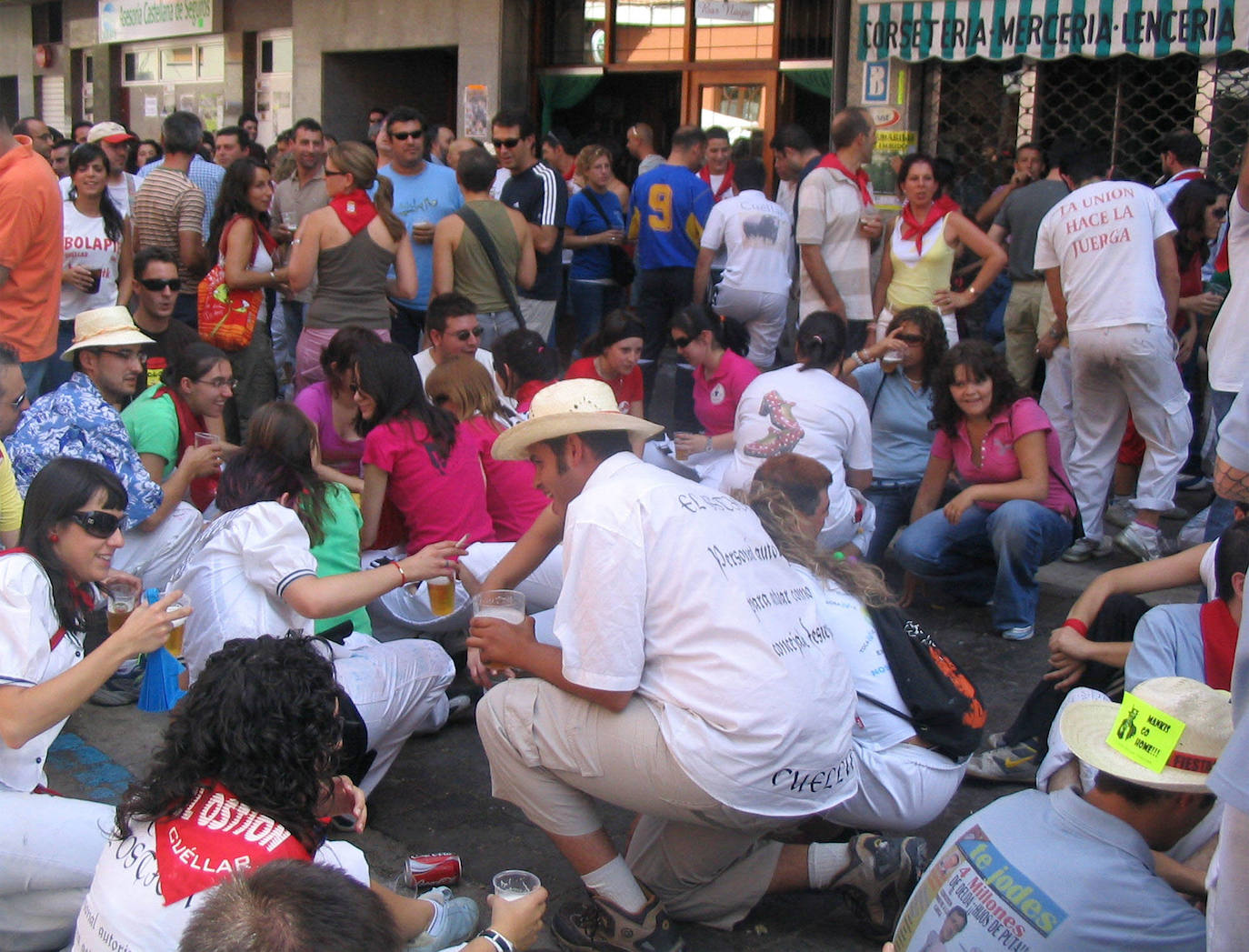 Miembros de varias peñas, durante un vermú en las fiestas de Cuéllar.