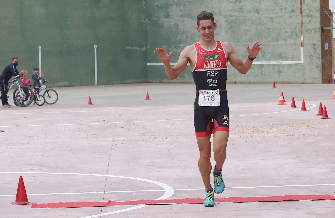 Fotos: Jaime Izquierdo y Laura Fernández se imponen en el Triatlón de Piña de Campos