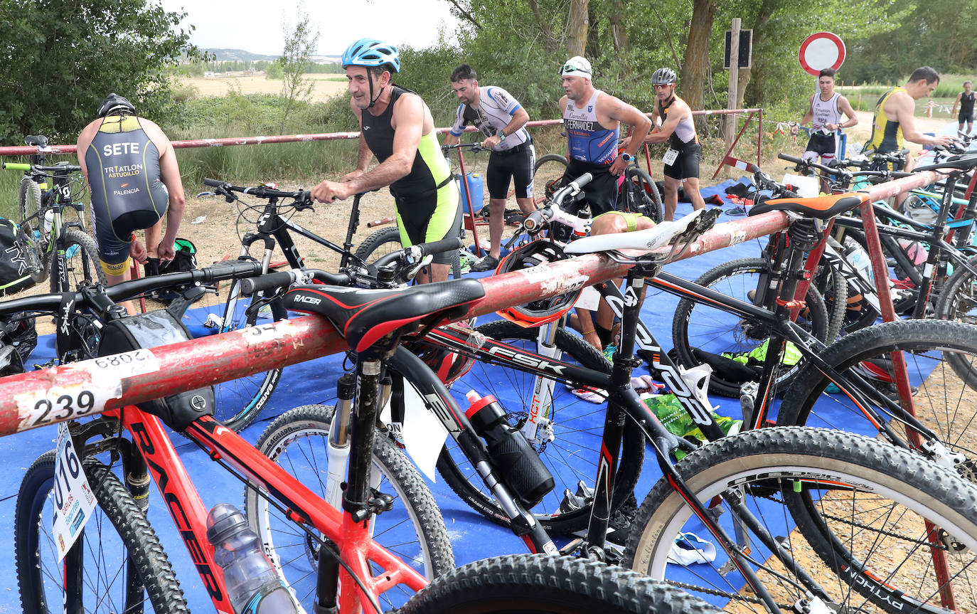 Fotos: Jaime Izquierdo y Laura Fernández se imponen en el Triatlón de Piña de Campos