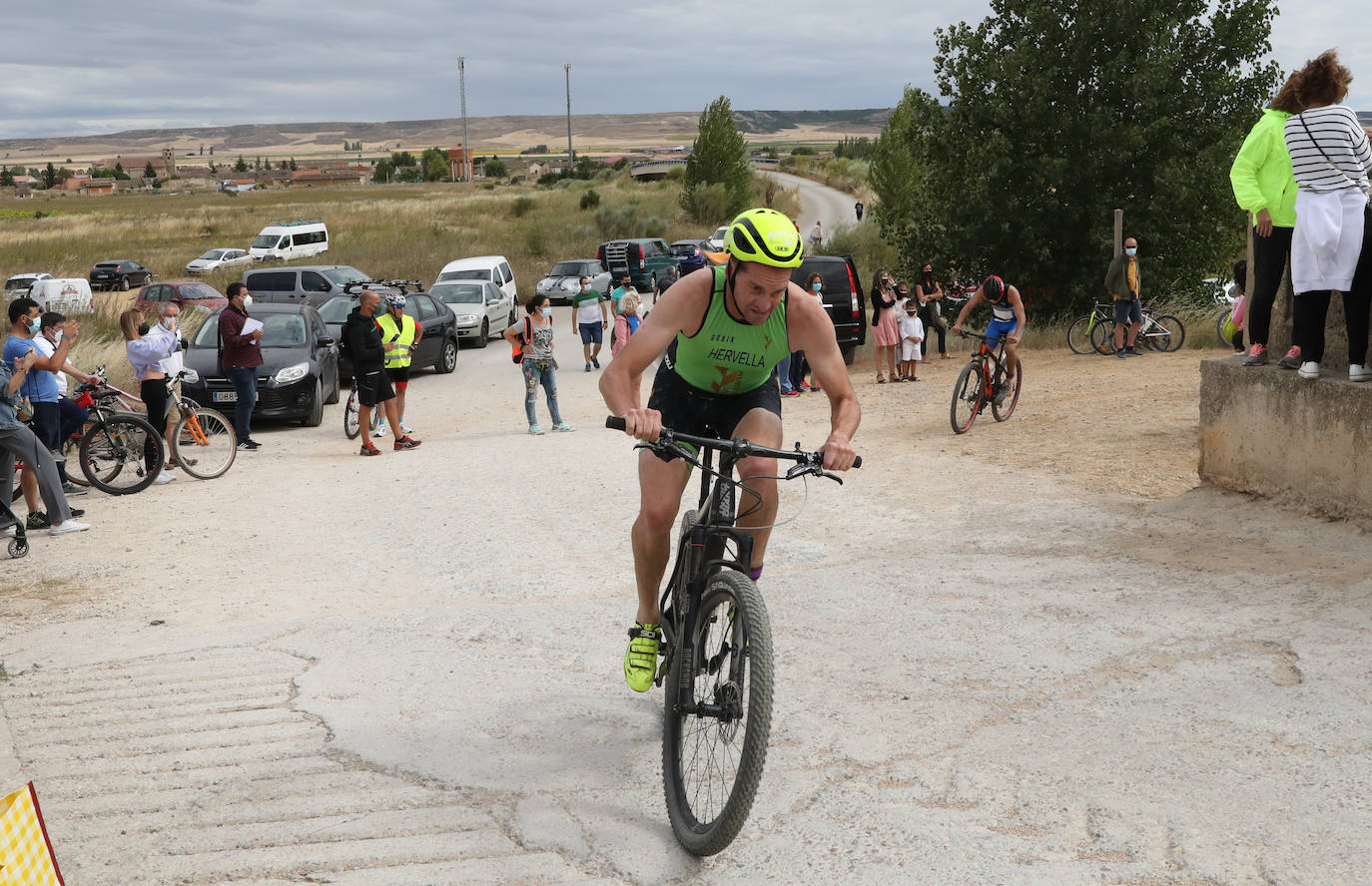 Fotos: Jaime Izquierdo y Laura Fernández se imponen en el Triatlón de Piña de Campos