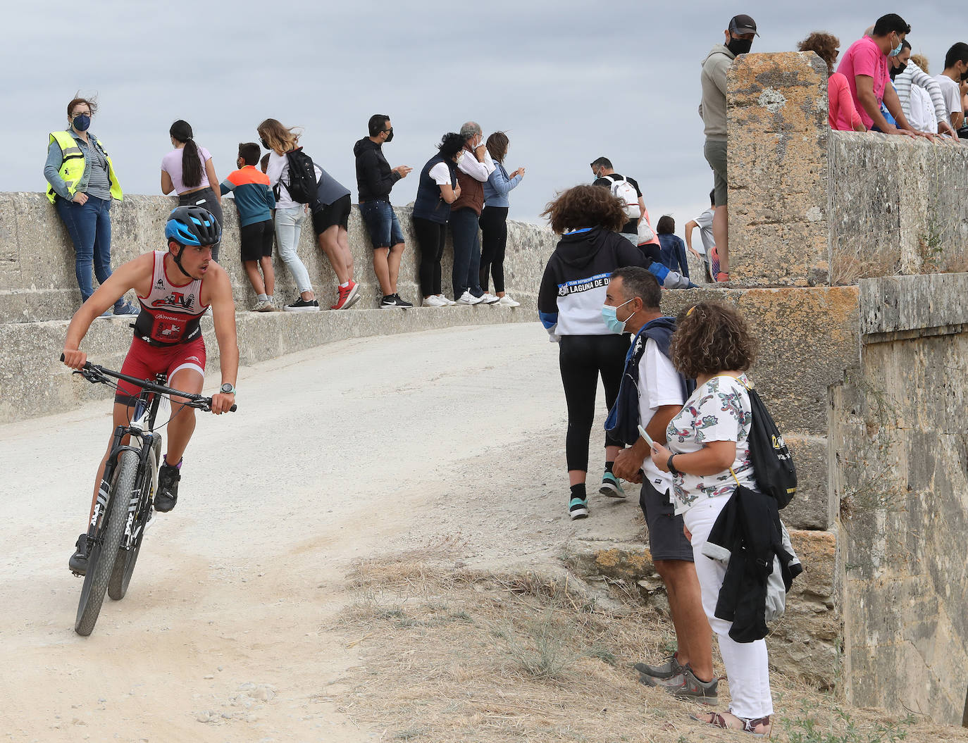 Fotos: Jaime Izquierdo y Laura Fernández se imponen en el Triatlón de Piña de Campos