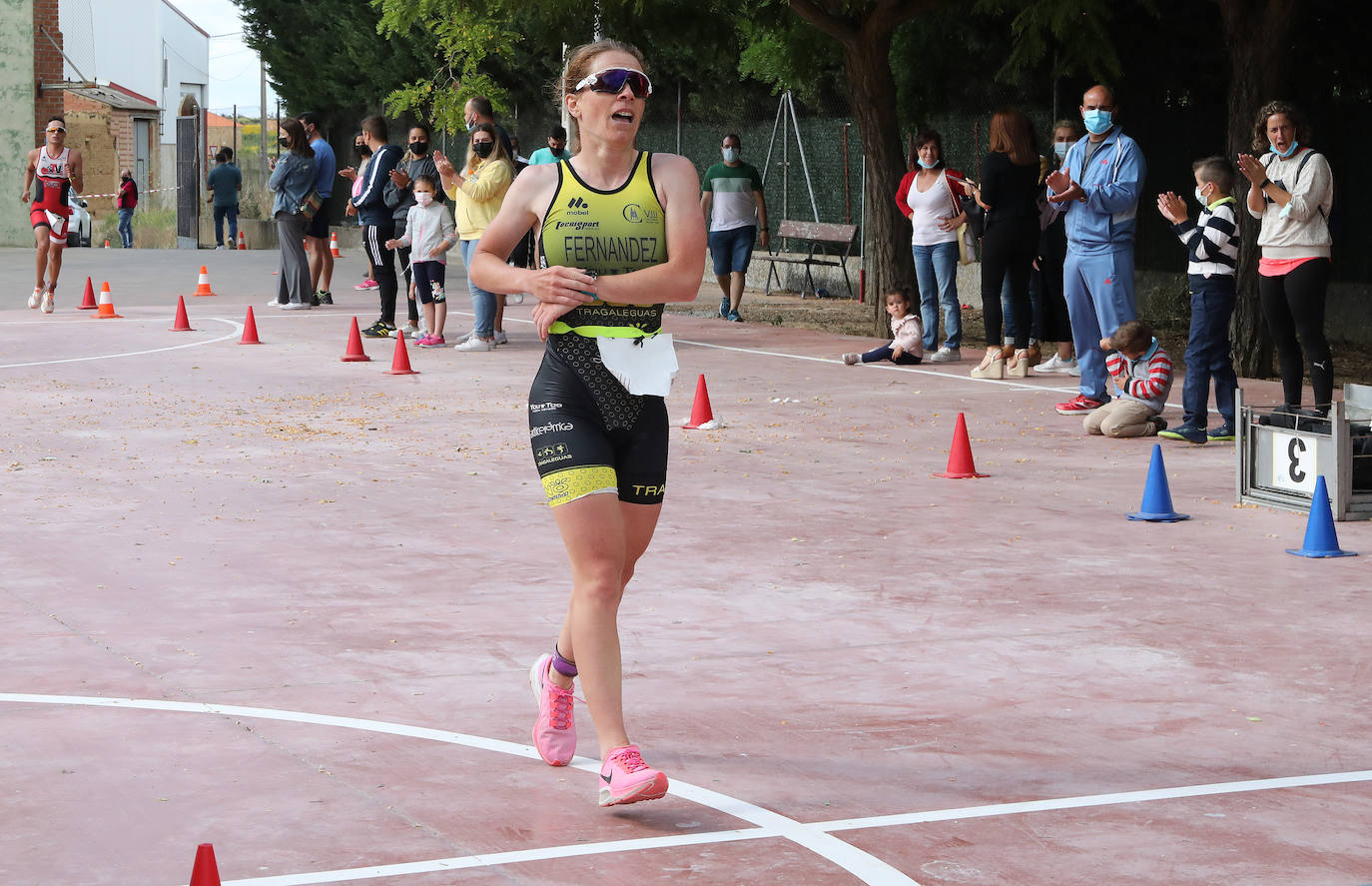 Fotos: Jaime Izquierdo y Laura Fernández se imponen en el Triatlón de Piña de Campos